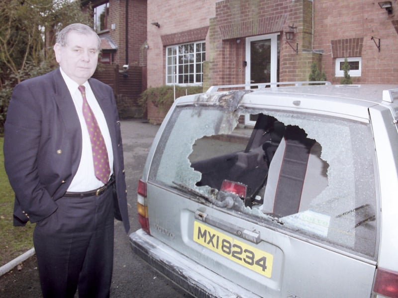 PACEMAKER PRESS 21/3/1994
159/94
Joe Hendron at his home after an attack on his house and car.