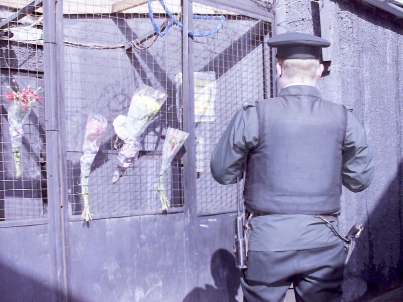 PACEMAKER PRESS 8/4/1994
200/94
A policeman stands at the Loyalist band hall where the murder of Margaret Wright is thought to have taken place this week.