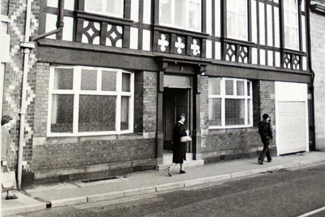 A view outside the County Hotel on Saltergate in 1980.