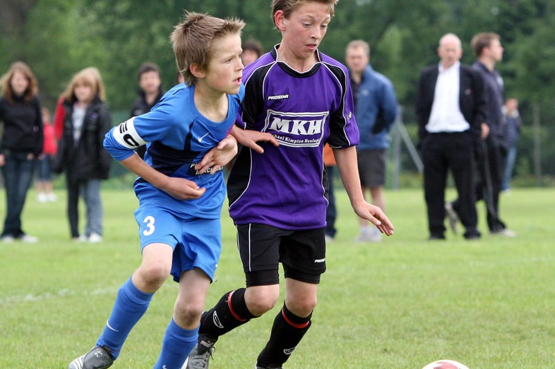 Action from the match between Brampton Boys (all blue) and Matlock Vipers Madrid in 2008.