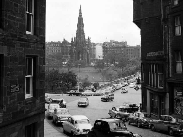 A view of the Scott Monument from Cockburn Street taken in December 1962.