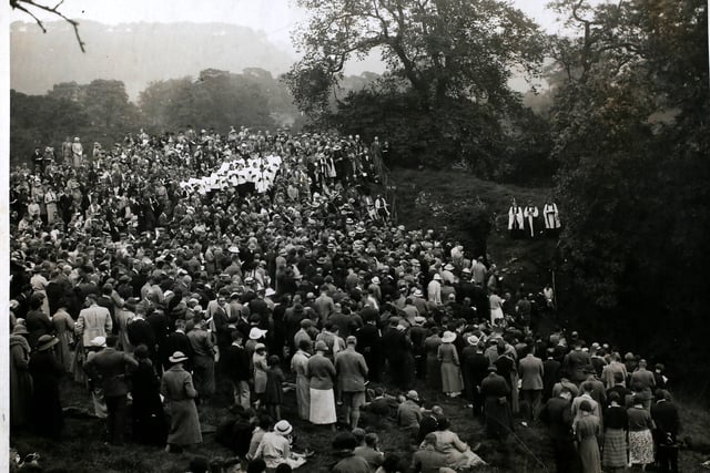 Thousands paid homage to 'Heroine of Eyam', the commemoration service for Catherine Mompesson. The service recalled the plague which devastated the village in the years 1665-1666, in which Catherine played great part. Photos shows the Bishop of Derby addresing the record crowd from the rock pulpit in Cucklet Dell, Eyam. (Photo by Hulton Archive/Getty Images)