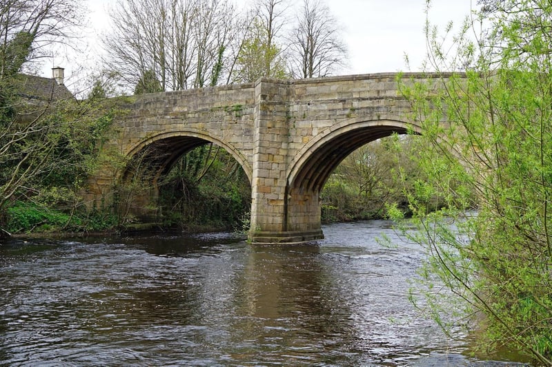 Built around 1603, the Old Bridge is the oldest surviving bridge anywhere on the Derwent and is constructed from locally quarried sandstone and gritstone.