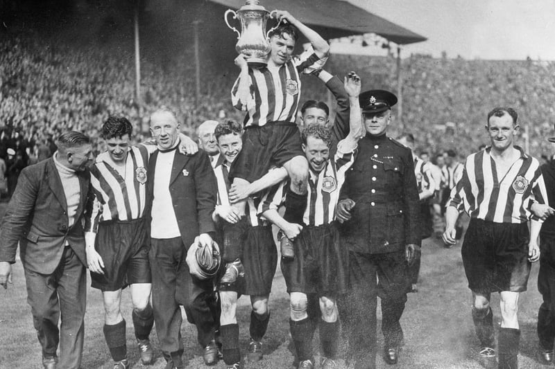 The Sunderland team of 1937 won the FA Cup and they included Raich Carter who is pictured holding the trophy. Shaun Stephenson would love to see him in action.