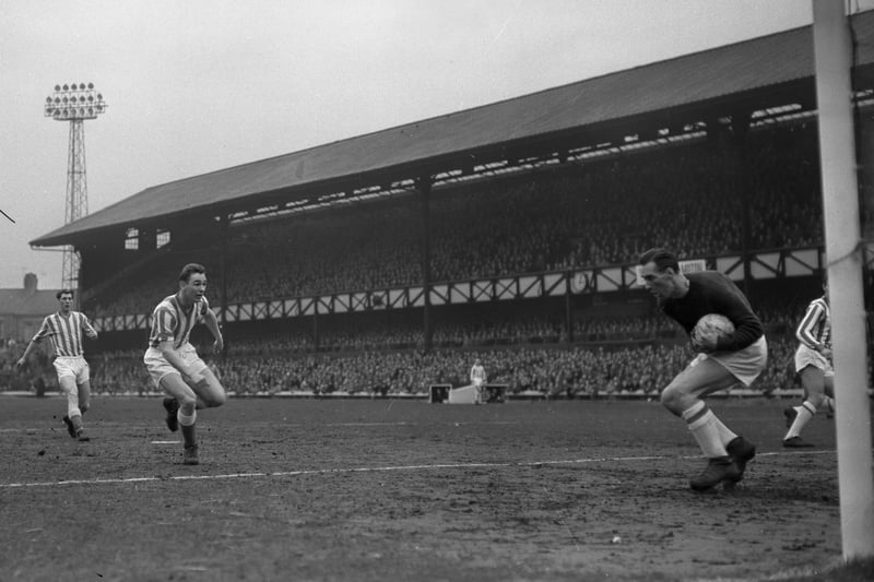 Cloughie in action for Sunderland in 1962. He played 61 games for Sunderland from 1961 and scored 54 goals until injury ended his career. Bill Hawkins, Simon Davis, Bernie Ritchie and Denis Lamb all loved him.