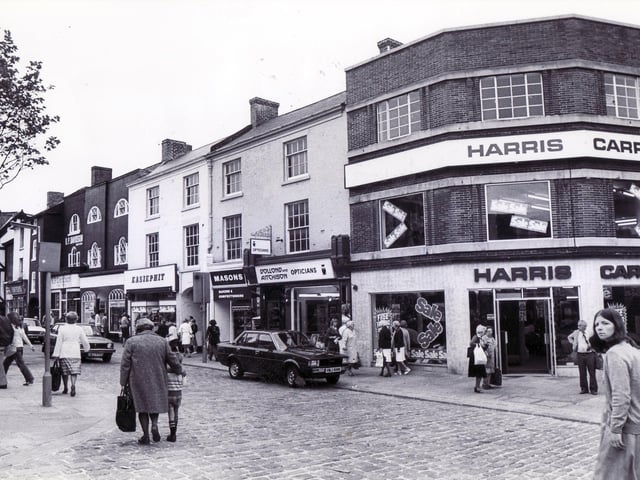 Chesterfield town centre redevelopment - the pavements area of Chesterfield - 23rd July 1982