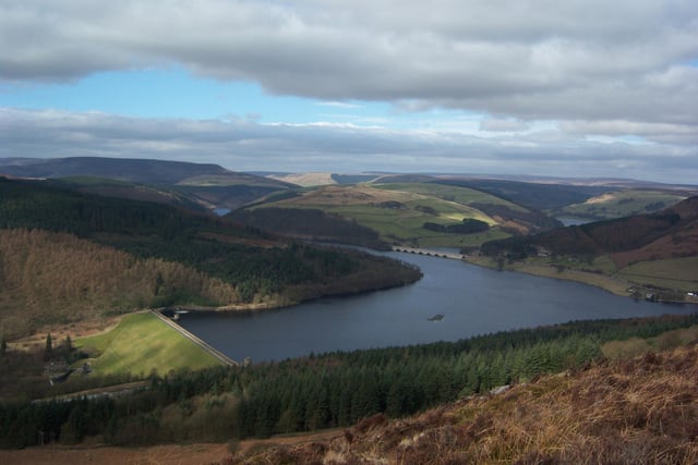 Ladybower Reservoir is four miles in length and offers spectacular views. Riders of all abilities, including those with mobility issues are catered for on the cycling routes. There is an easy loop around the Ladybower Reservoir that is approximately six miles, is on mostly paved surfaces and is suitable for all skill levels. The route starts at the Fairholmes Visitor Centre car park and follows the road around the reservoir.