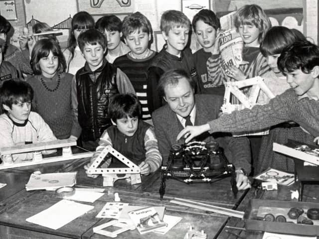 Retro Derbyshire photo - Denby Free primary school science lesson, 1986.