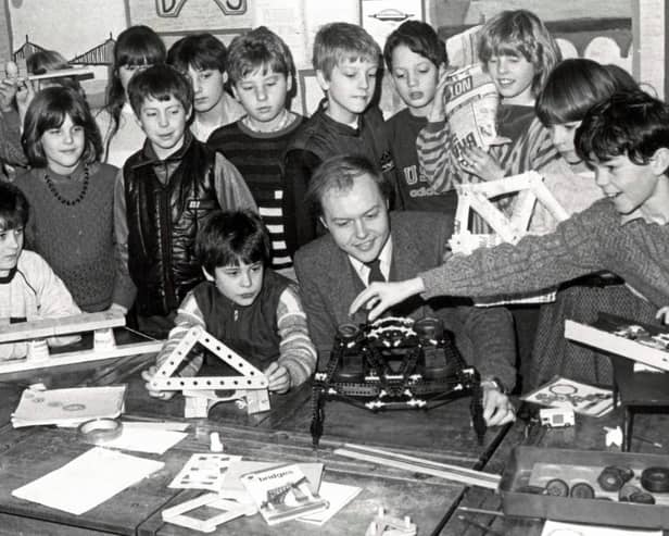 Retro Derbyshire photo - Denby Free primary school science lesson, 1986.