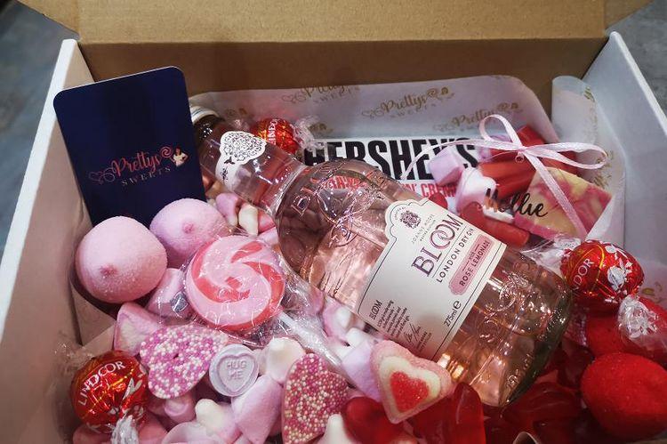 Does your partner have a sweet tooth? Then @prettyssweets17 on Instagram has you covered. Don't these sweet boxes look yummy.