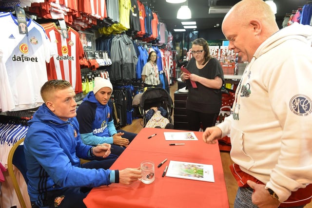 Jordan Pickford and Wahbi Khazri sign autographs at the SAFC Club Shop in the Galleries, Washington in 2016.