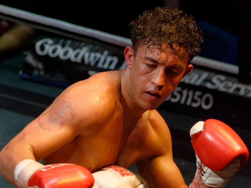 In his fifth pro bout, McKinson boxed in front of a crowd in his hometown of Portsmouth for the first time. He overcame Dan Carr on points at the Mountbatten Centre.
