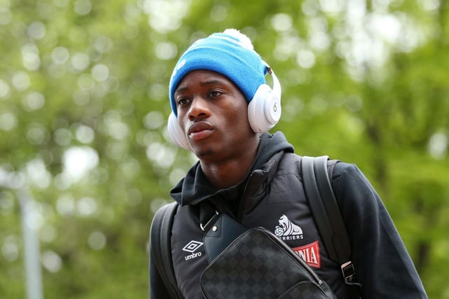 Huddersfield Town’s £17.5m defender Terence Kongolo’s move back to the Netherlands has stalled. The centre-back was expected to join AZ Alkmaar on loan but wages are an issue for the Dutch club. It could result in a move from Fulham, who had the player on loan last season, to make the deal a permanent one. (AD.nl)