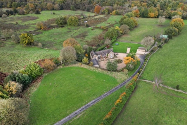 Set in a tranquil and peaceful, rural location, the property offers fabulous panoramic views.