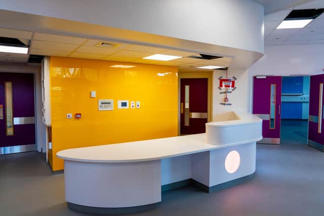 The waiting area has been adapted for kids too – with a welcoming yellow wall and a circular LED light fitted at a reception desk at a level of toddlers’ eyes to keep the youngest patients interacting with the environment.
