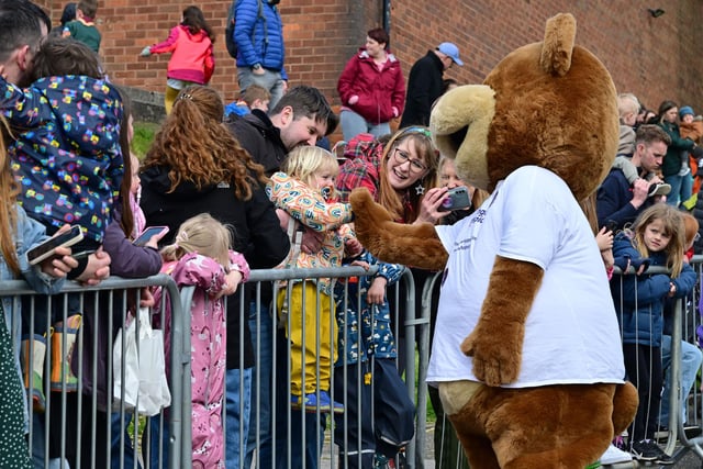 Children high-fived with the Ashgate Hospice mascot.
