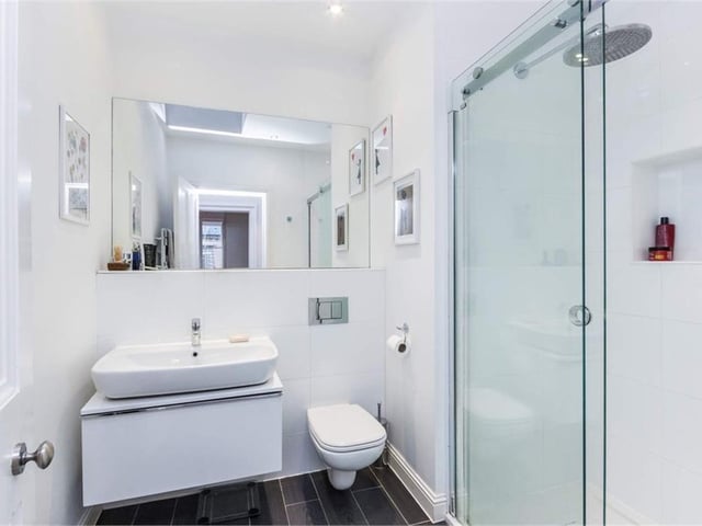 Shower room.