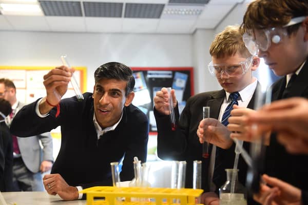 Prime Minister Rishi Sunak joins a science class during a visit to Bolsover School. 
Image: Peter Powell/PA Wire (Pool/Getty Images)