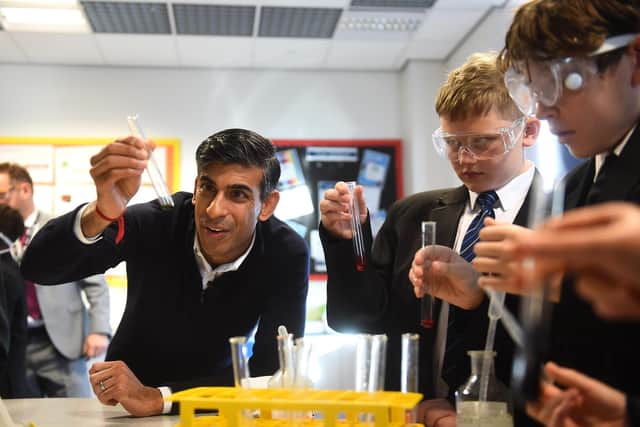 Prime Minister Rishi Sunak joins a science class during a visit to Bolsover School. 
Image: Peter Powell/PA Wire (Pool/Getty Images)