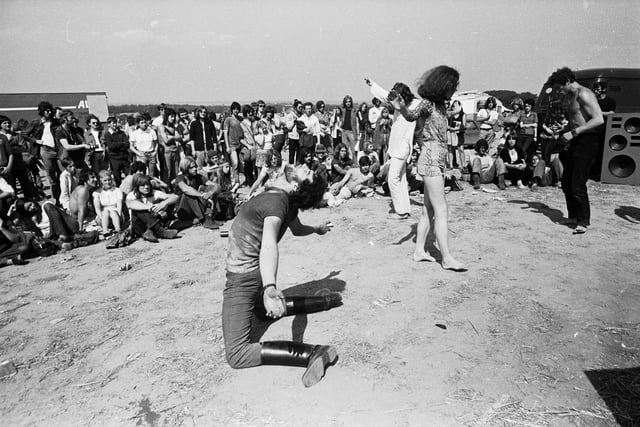 29th August 1970:  Hippies, students and music lovers at East Afton Farm, near Freshwater, during the Isle of Wight pop festival. The five day long event is organised by Fiery Creations.  (Photo by Roger Jackson/Central Press/Getty Images)