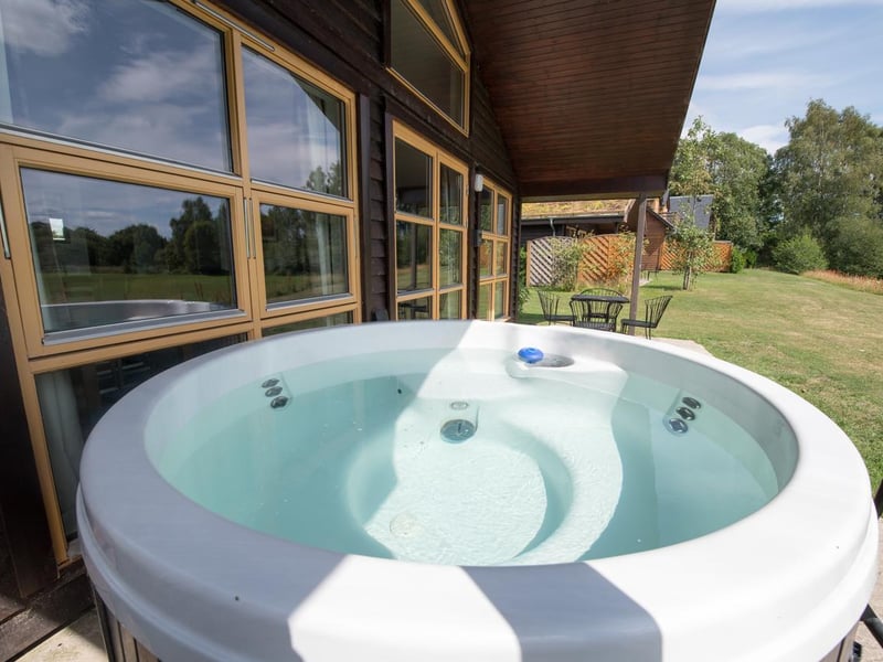 On top of a hot tub, these lodges have access to a private beach, sun terrace, garden, and free wifi. Accommodating up to six people, with pet friendly options, Loch Lomond Waterfront Luxury Lodges are in the village of Balmaha, on the east side of the mighty loch.