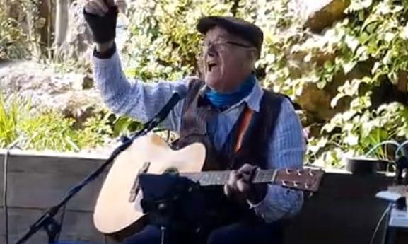 John Gill entertained the crowd with his catchy, humorous songs including one about the cable cars.