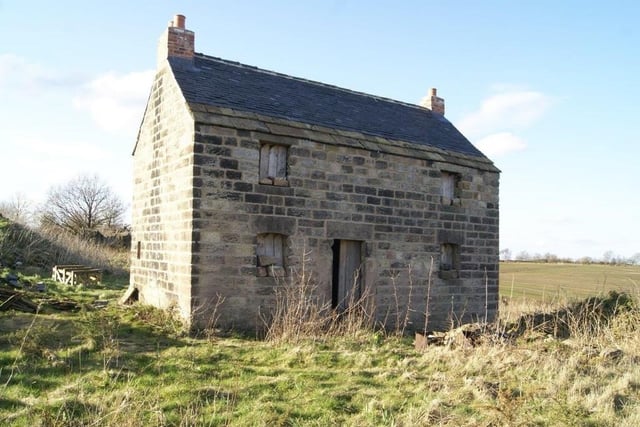This detached cottage within the grounds is in need of restoration (subject to planning permission).