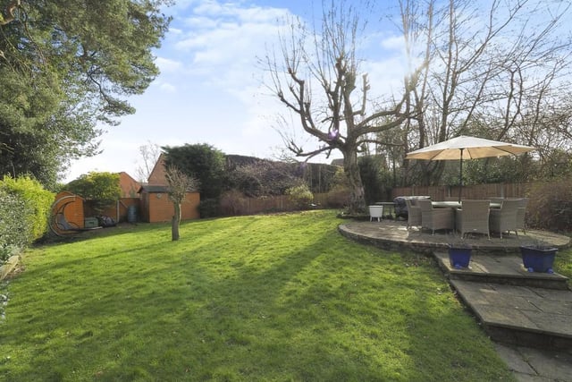 This second shot of the back garden, with its large lawn, makes you yearn for the return of summer.