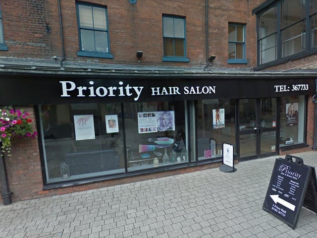 Given 4.8 stars by 20 reviews. One review said: "Great staff, nice atmosphere and really experienced hairdressers."
