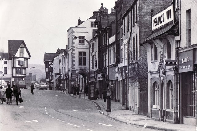 Chesterfield Low Pavements, showing the Peacock Inn, before the area around the market was pedestrianised