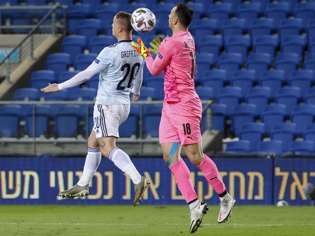 Fluffed lines with great chance but did force good stop from Marciano with free-kick. Looked threatening with a partner beside him which has potential in future.