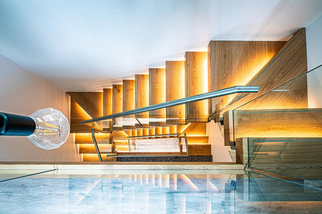 The stairs are illuminated and are finished with a glazed balustrade.