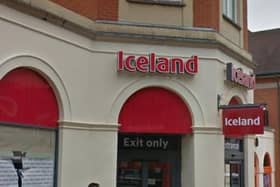 A Good Samaritan has been praised for handing in a purse which was left in a trolley at Iceland store on Steeplegate, Chesterfield.