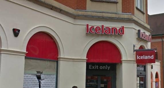 A Good Samaritan has been praised for handing in a purse which was left in a trolley at Iceland store on Steeplegate, Chesterfield.