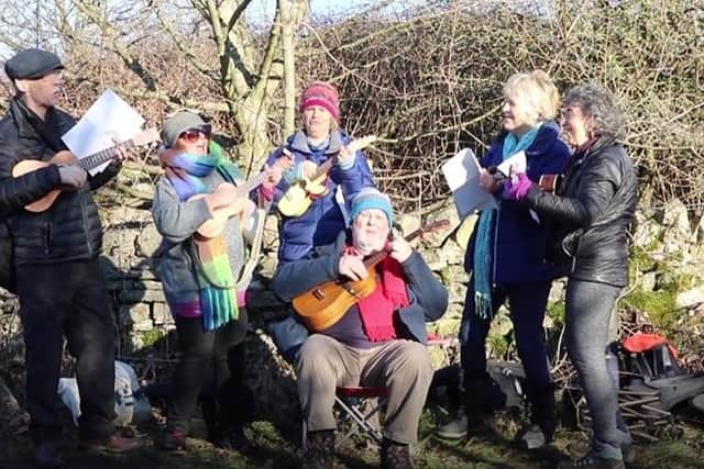 Ukelele group Wuzzalele provided an initial soundtrack to the film but then abandoned strumming to join the pancake race.