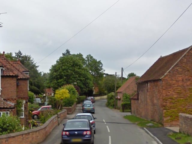 This village and rural road runs parallel with Norwood Park Golf Centre. The average price is £642,452.