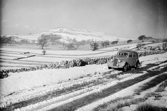 The snow-covered landscape in Bakewell on 20th January 1937.