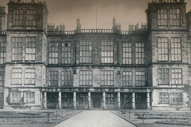 Hardwick Hall circa 1907. Hardwick Hall was designed by the architect Robert Smythson and built between 1590 and 1597. It is a leading example of the Elizabethan prodigy house. (Photo by Print Collector/Getty Images)