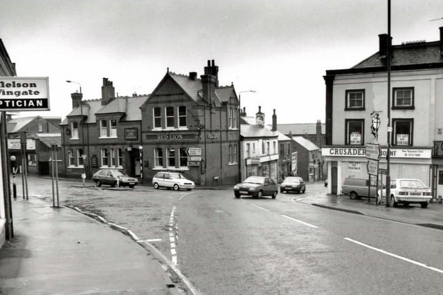 The Red Lion pub, Red Lion Square, Heanor, 1992.