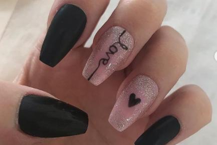 Kaye Jeannette created these Valentine press on nails. You can find her @kaye_jeannette_beauty on Instagram.