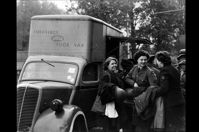 W.A.A.F's and W.R.N.S. welcome the timely arrival of an emergency food van. (c) The News, War Series 2832