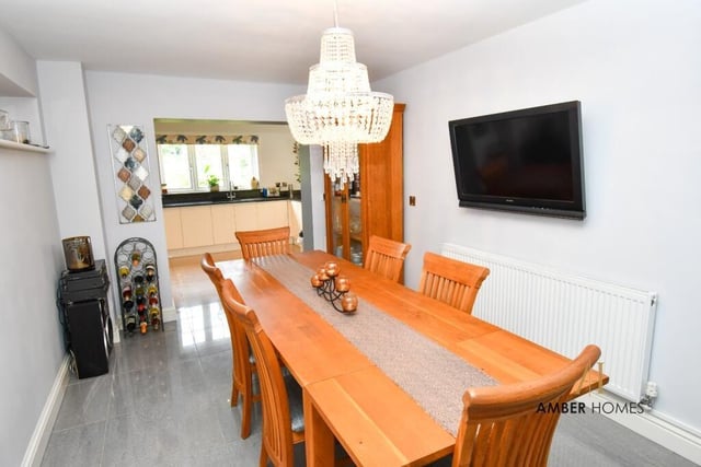 A pleasant dining area can also be found on the lower floor, next door to the kitchen. It is ideal for family meals or for entertaining friends.