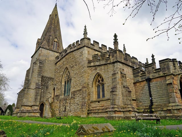 Baslow is only a two mile walk from Chatsworth House, and this picturesque village is the perfect place to visit if you want a drink and a bite to eat after visiting the famous estate. It is home to a number of great pubs - including The Wheatsheaf, the Prince of Wales and the Devonshire Arms.