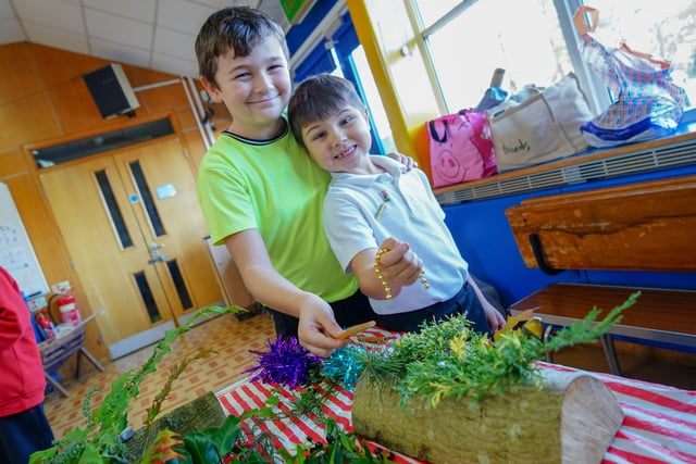 6 happy photos show Derbyshire pupils and parents as special events ...