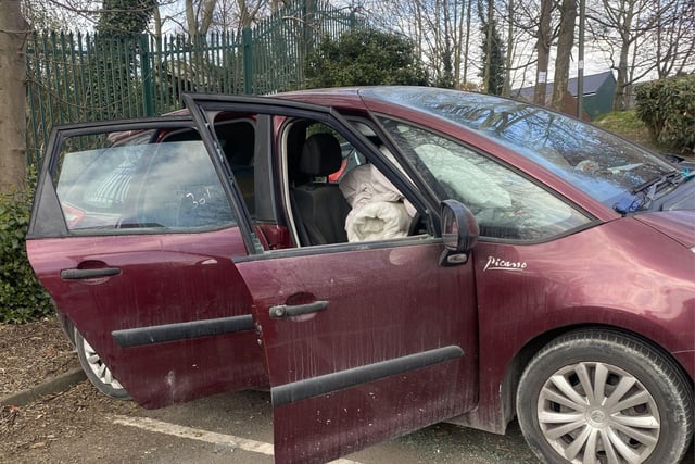 Police smash window to rescue dog from ‘very hot’ Citroen Picasso car ...