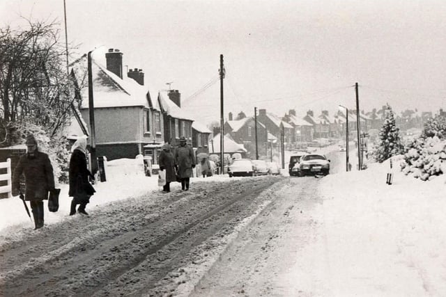 Trying to get to work, after heavy snow on Steam Mill Lane, Ripley, January 8th 1986