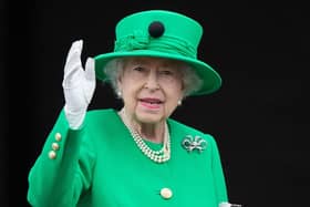 The doctors of Queen Elizabeth II, 96, are "concerned" about her health and "have recommended that she be placed under medical supervision" at her castle in Balmoral, Scotland, Buckingham Palace said on September 8, 2022. (Photo by Frank Augstein / POOL / AFP) (Photo by FRANK AUGSTEIN/POOL/AFP via Getty Images)
