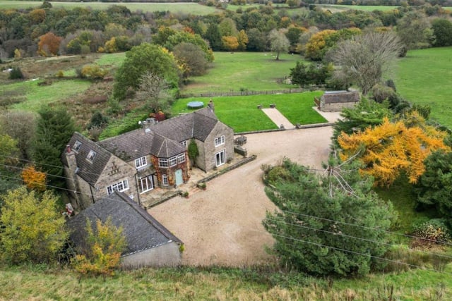 While the property offers rural, quiet location it is a stone throw from the village of Ashover. The house is in easy commuting distance of Sheffield, Nottingham and Derby and in sits in the catchment area of the highly regarded Ashover School.