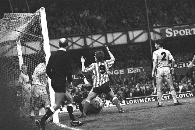 Sunderland take on Wolves on November 1, 1989. The match ended in a 1-1 draw.