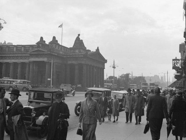 Street scenes were a de Poll speciality, and his pictures show the well-attired ladies and gents of 1930s Edinburgh as they go about their daily business